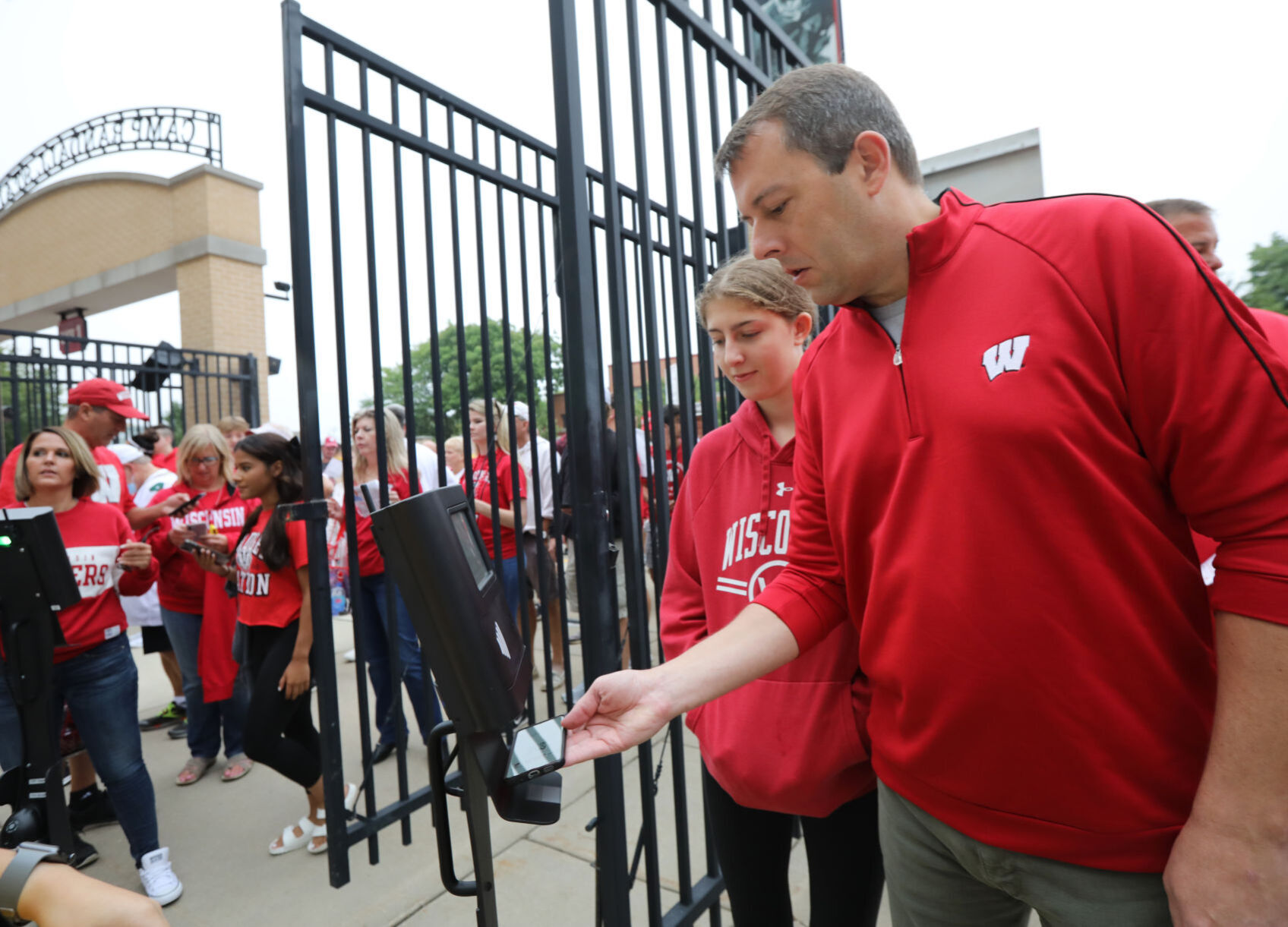20210904_08_BadgerFans_0827_AJA-09042021131202